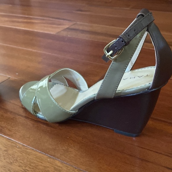 Tahari Gianna taupe and brown patent leather open toe wedge sandals - Picture 4 of 8